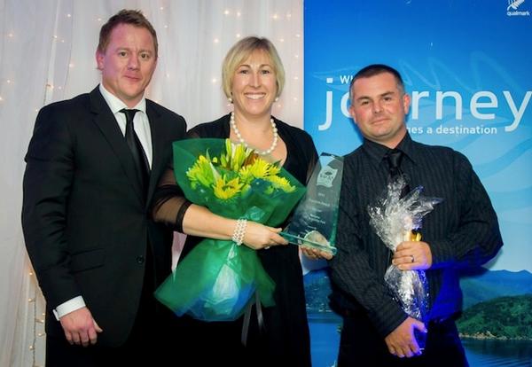 Supreme Award Winners &#8211; (L to R) Gavin Rutherford (Platinum sponsor Interislander), Jeanette Edwards, Steve Edwards (Owners &#8211; Motueka TOP 10 Holiday Park).